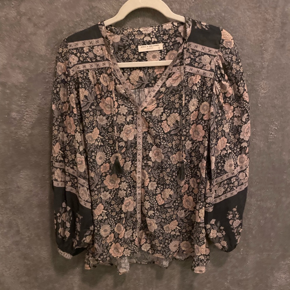 XS flowy blouse by Spell